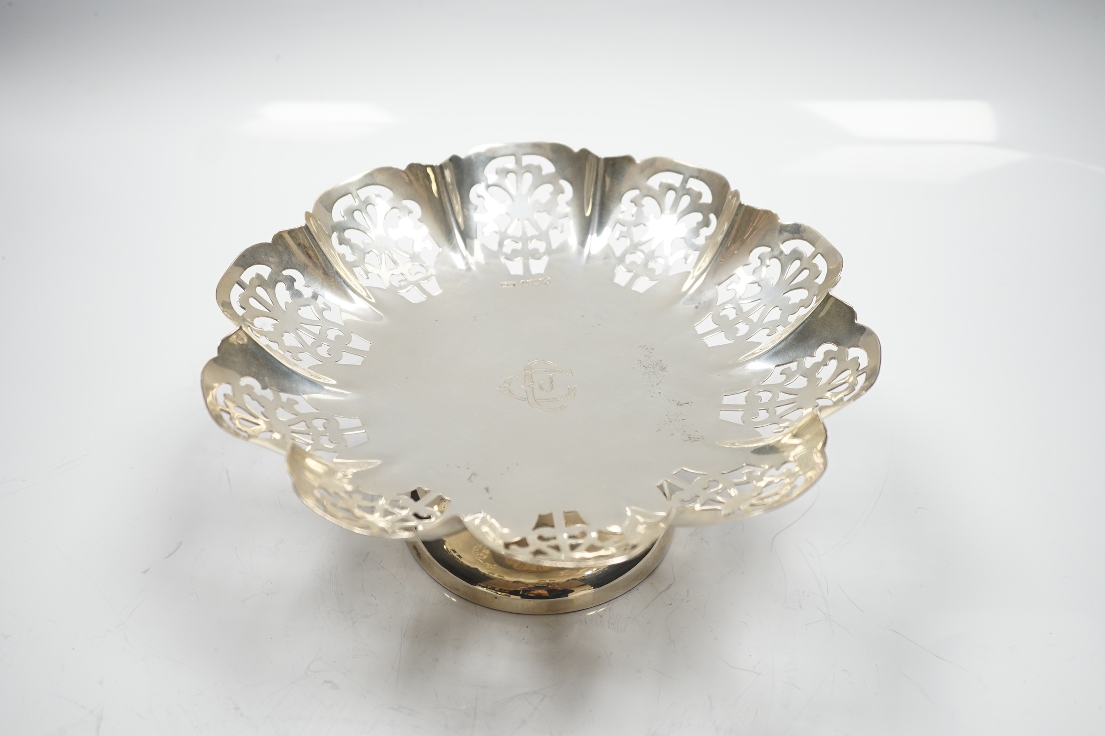 An Elizabeth II pieced silver pedestal dish, Viners Ltd, Sheffield, 1960, 13.2oz.